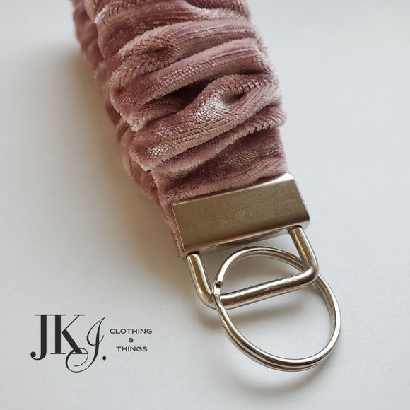 Velvet Wristlet Scrunchie Keychain Dusty Pink New Handmade NWOT - Picture 3 of 3